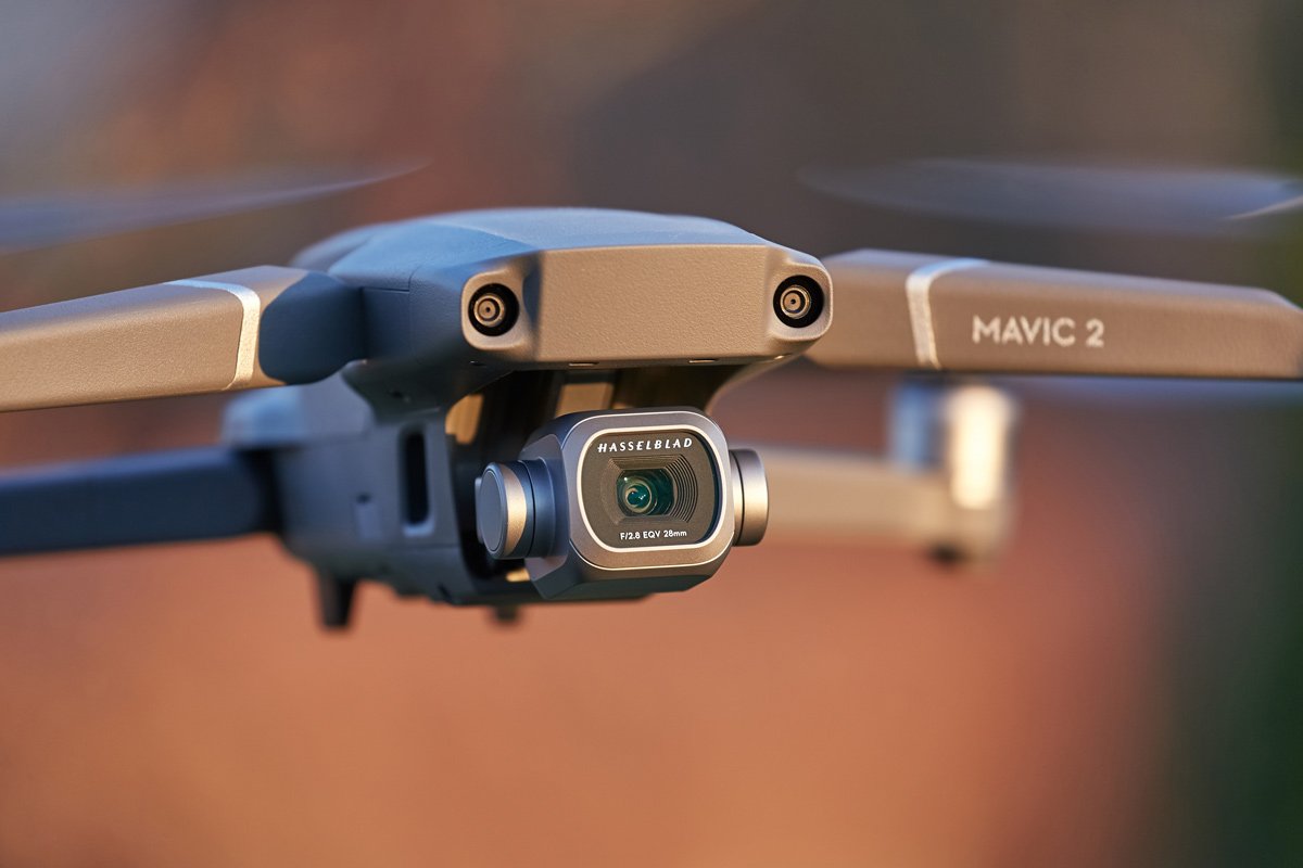 drones con cámara DJI Mavic 2 Zoom en vuelo