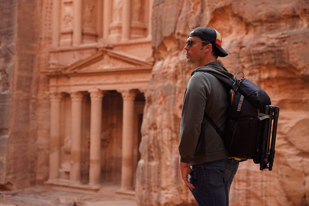 Iosu Lopez de Mochileros TV en Petra Jordania probando mochilas de viaje para gadgets