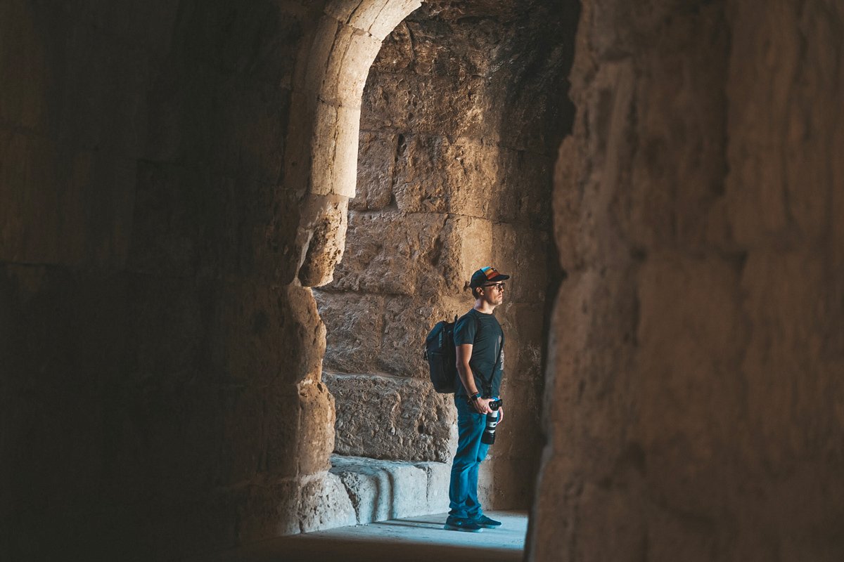 Iosu Lopez probando mochilas de viaje en Jordania