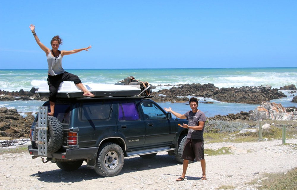 Alba y Eneko en la costa durante su viaje por África de norte a sur en 4×4