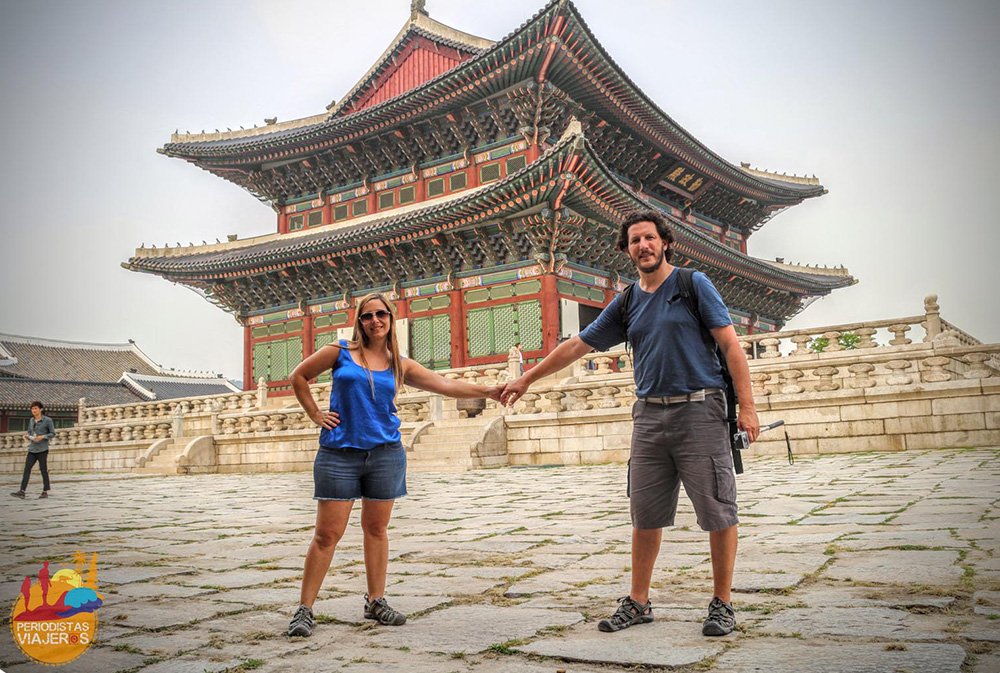 Carola y Marcelo de Periodistas Viajeros en su viaje por los Balcanes en transporte público