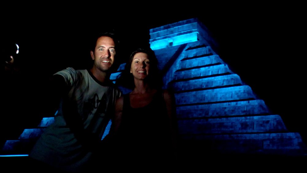 Borja y Mélanie en Chichén Itzá durante su vuelta al mundo en pareja de mochileros