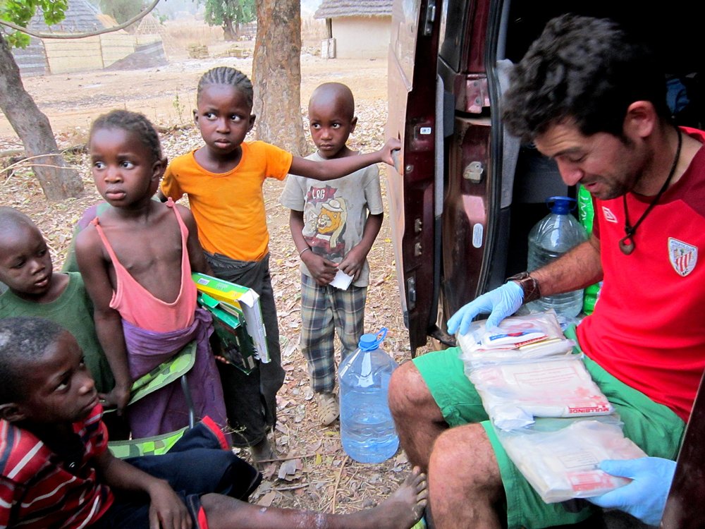 Borja con niños africanos en su furgoneta