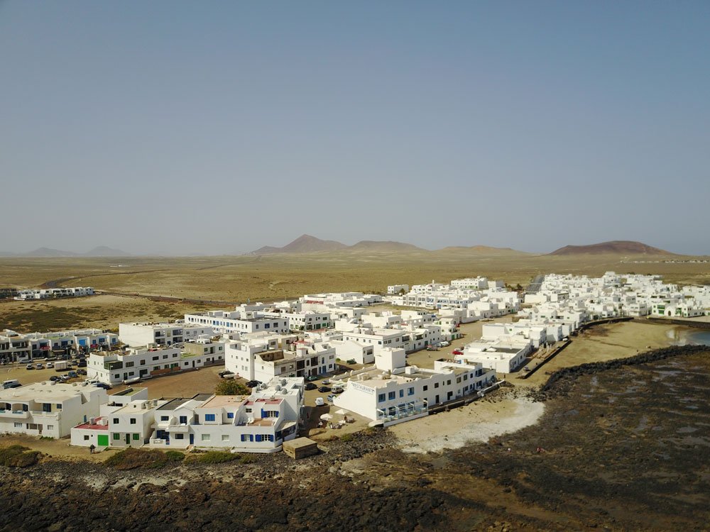 Vista aérea del pueblo de Famara, Lanzarote